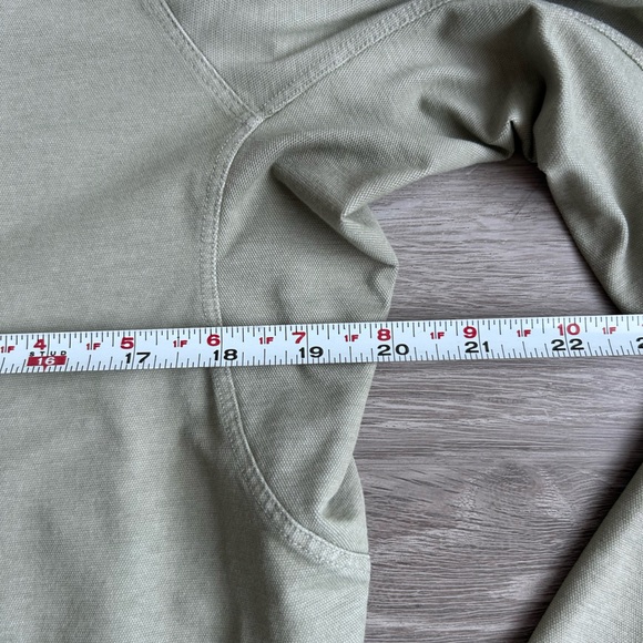 Men’s Lululemon Commission Long Sleeve button up shirt size M in sage green - Picture 5 of 9